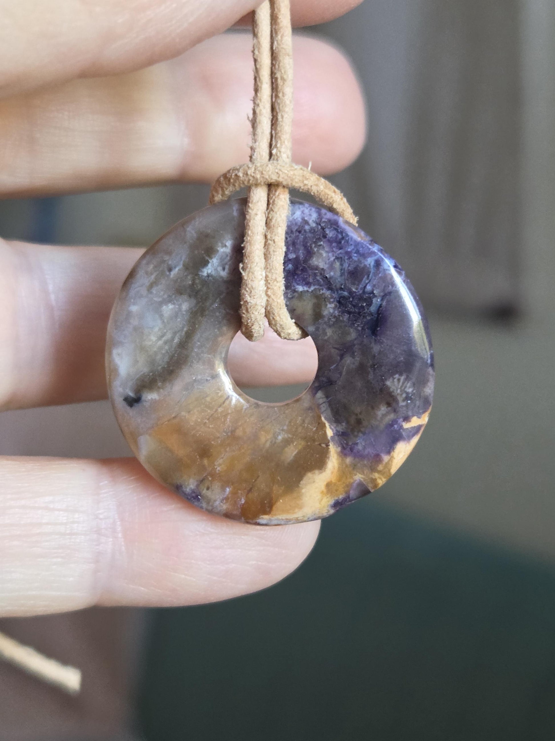 Fluorit Opal Tiffany Stone Anhänger, Donut, 30 x 6 mm, an verstellbarem Lederband, purple passion, purple fluorite opal, Unikat