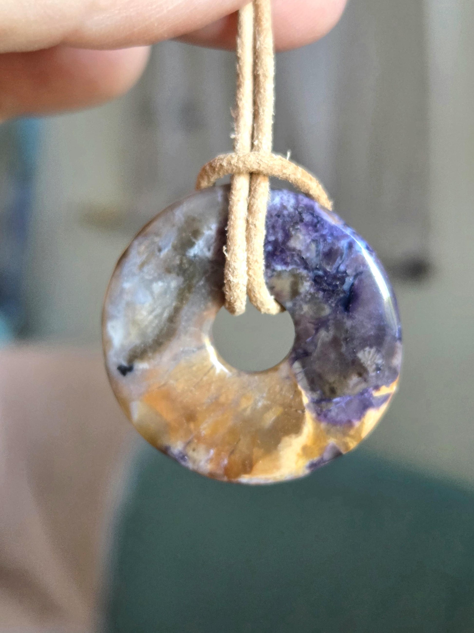 Fluorit Opal Tiffany Stone Anhänger, Donut, 30 x 6 mm, an verstellbarem Lederband, purple passion, purple fluorite opal, Unikat
