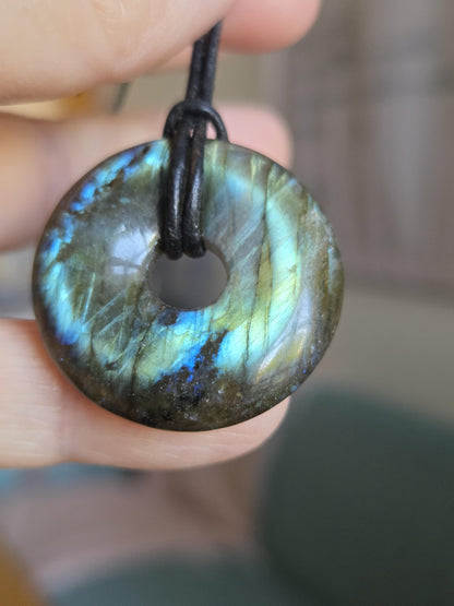 Labradorit blau grün Donut grün blauer Labradorit Anhänger, 30 x 6 mm, gebohrt, an verstellbarem Lederband