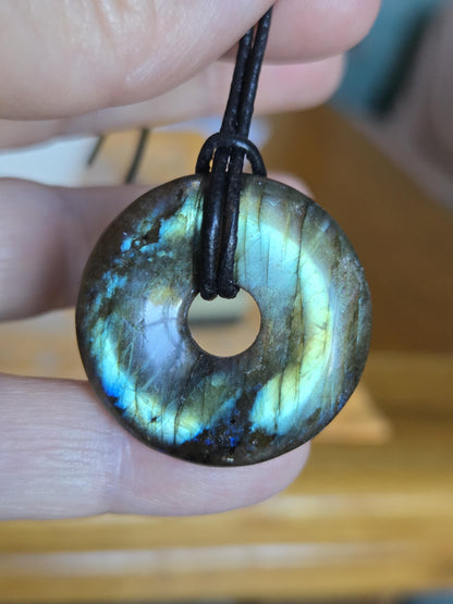 Labradorit blau grün Donut grün blauer Labradorit Anhänger, 30 x 6 mm, gebohrt, an verstellbarem Lederband