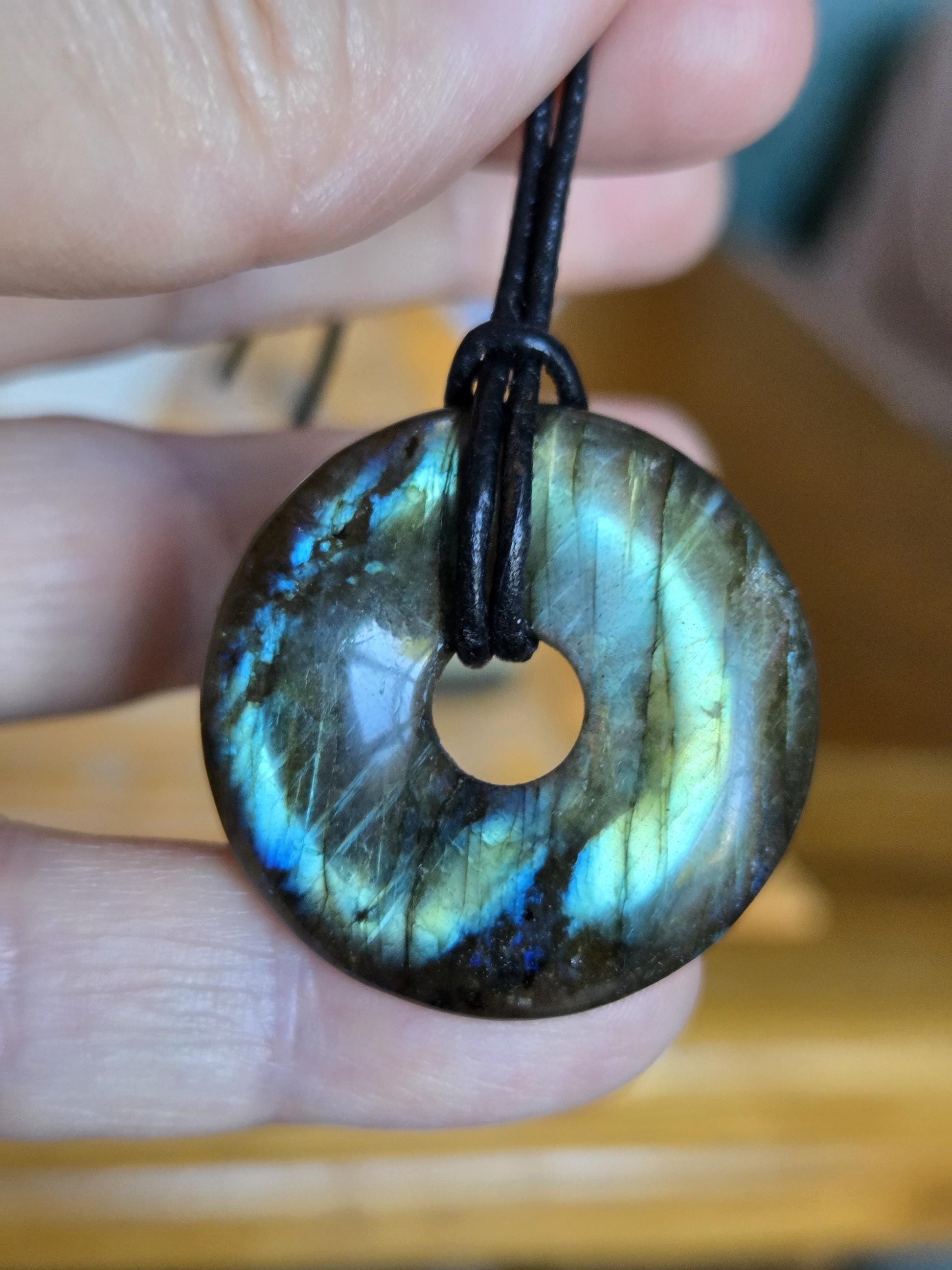 Labradorit blau grün Donut grün blauer Labradorit Anhänger, 30 x 6 mm, gebohrt, an verstellbarem Lederband