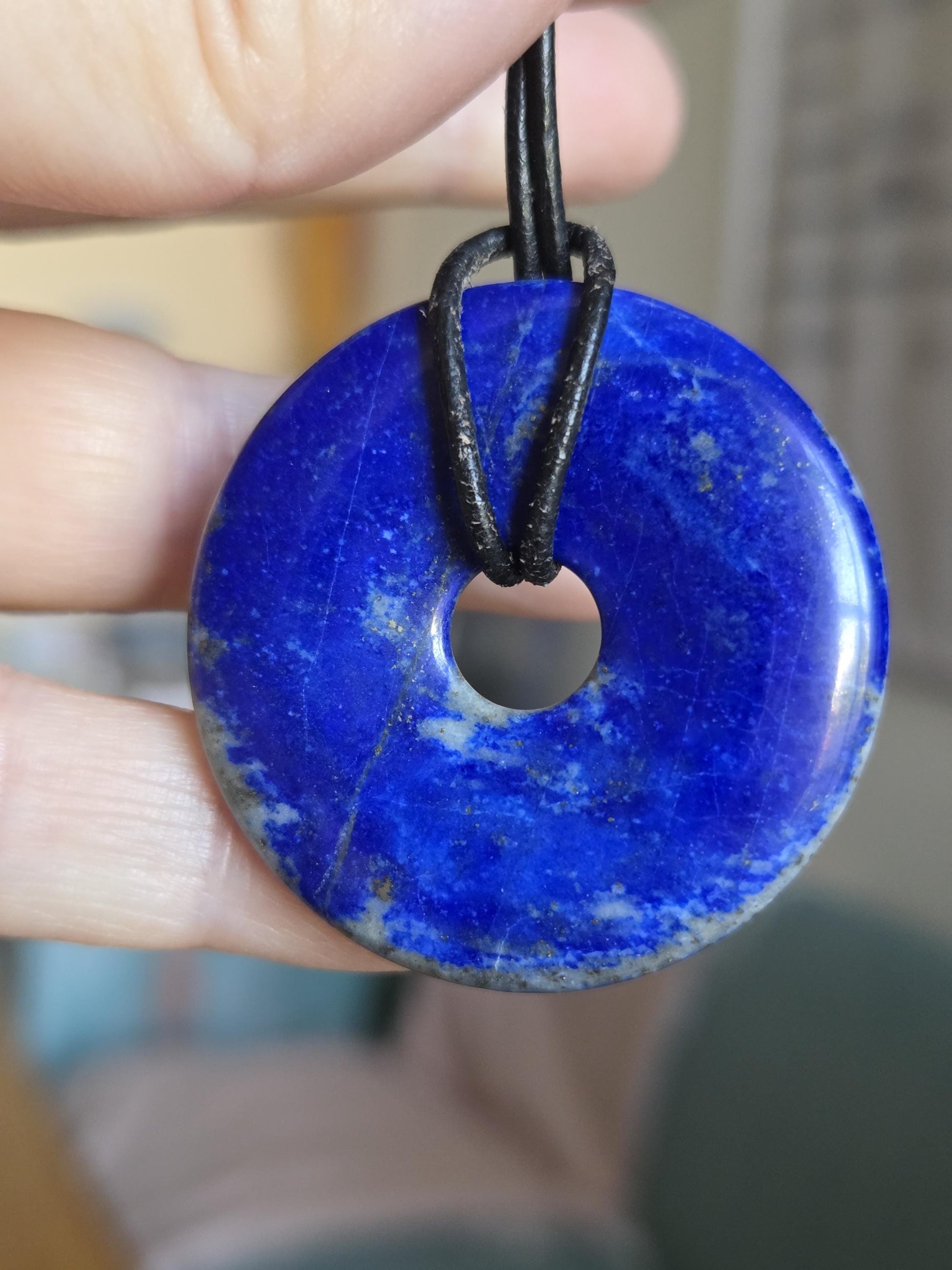 Lapislazuli Lapis Lazuli Donut groß, Anhänger, Stein der Engel, 40 x 6 mm, an verstellbarem Lederband, Hals Chakra, Boho Schmuck Spiritual