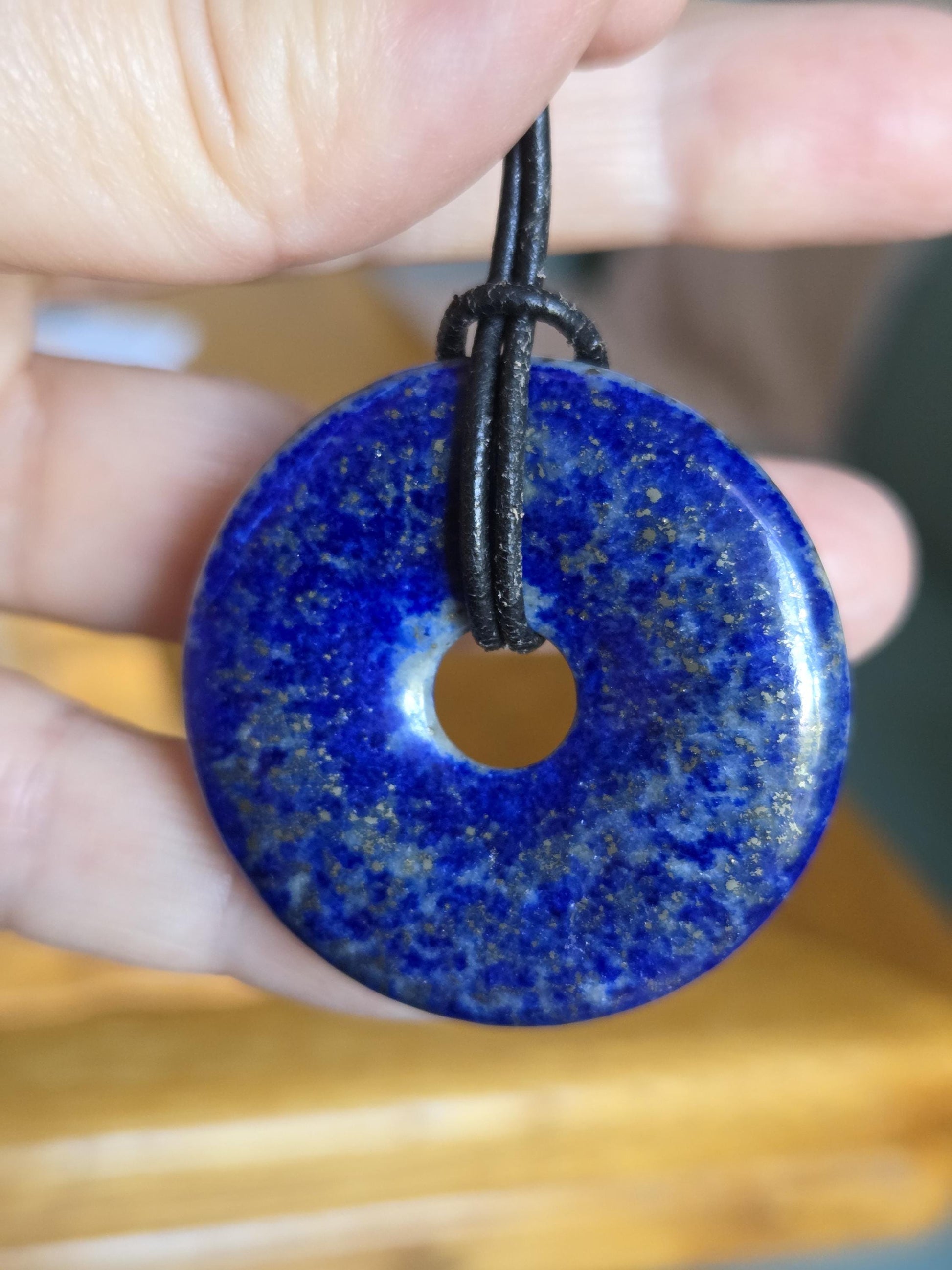 Lapislazuli Lapis Lazuli Donut groß, Anhänger, Stein der Engel, 40 x 6 mm, an verstellbarem Lederband, Hals Chakra, Boho Schmuck Spiritual
