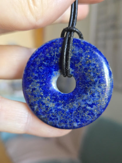 Lapislazuli Lapis Lazuli Donut groß, Anhänger, Stein der Engel, 40 x 6 mm, an verstellbarem Lederband, Hals Chakra, Boho Schmuck Spiritual