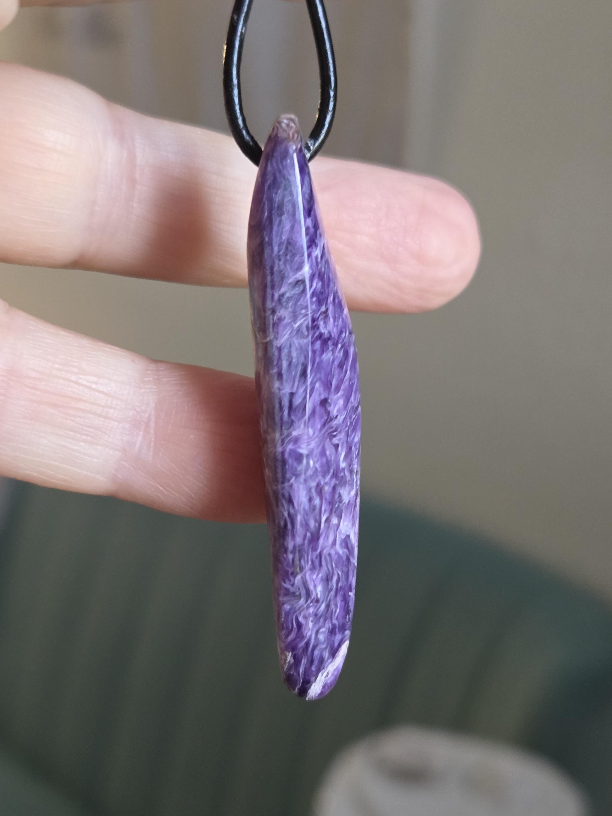 Charoit Anhänger, Charoite Anhänger, 53 x 14 x 9 mm, gebohrt, an verstellbarem Lederband, Stirnchakra Kronenchakra, handgefertigt Unikat