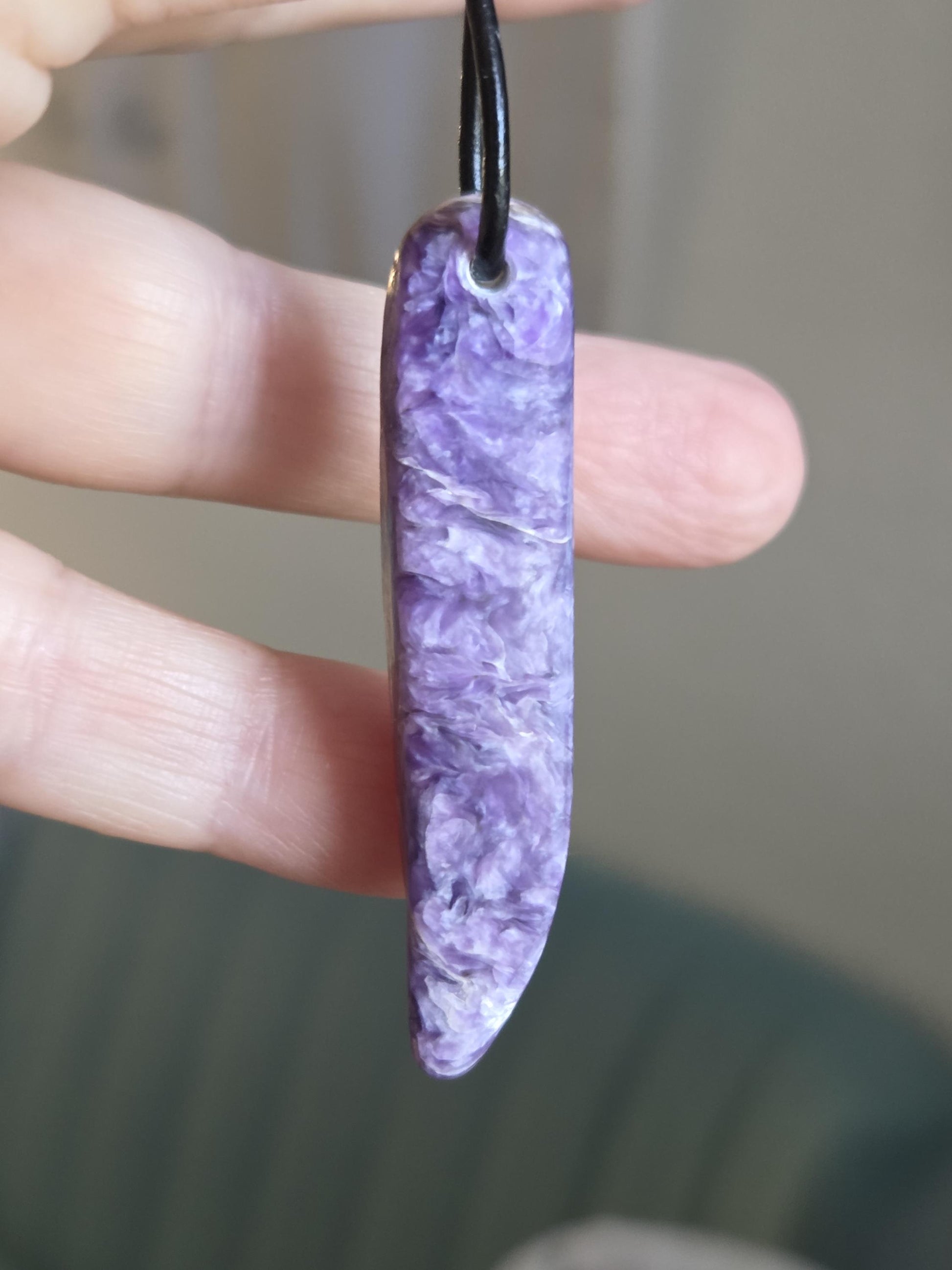 Charoit Anhänger, Charoite Anhänger, 53 x 14 x 9 mm, gebohrt, an verstellbarem Lederband, Stirnchakra Kronenchakra, handgefertigt Unikat