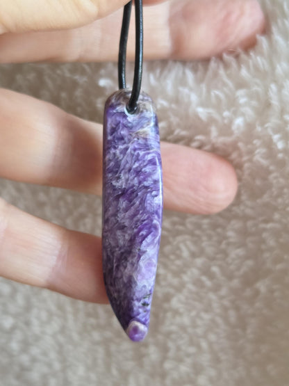 Charoit Anhänger, Charoite Anhänger, 53 x 14 x 9 mm, gebohrt, an verstellbarem Lederband, Stirnchakra Kronenchakra, handgefertigt Unikat