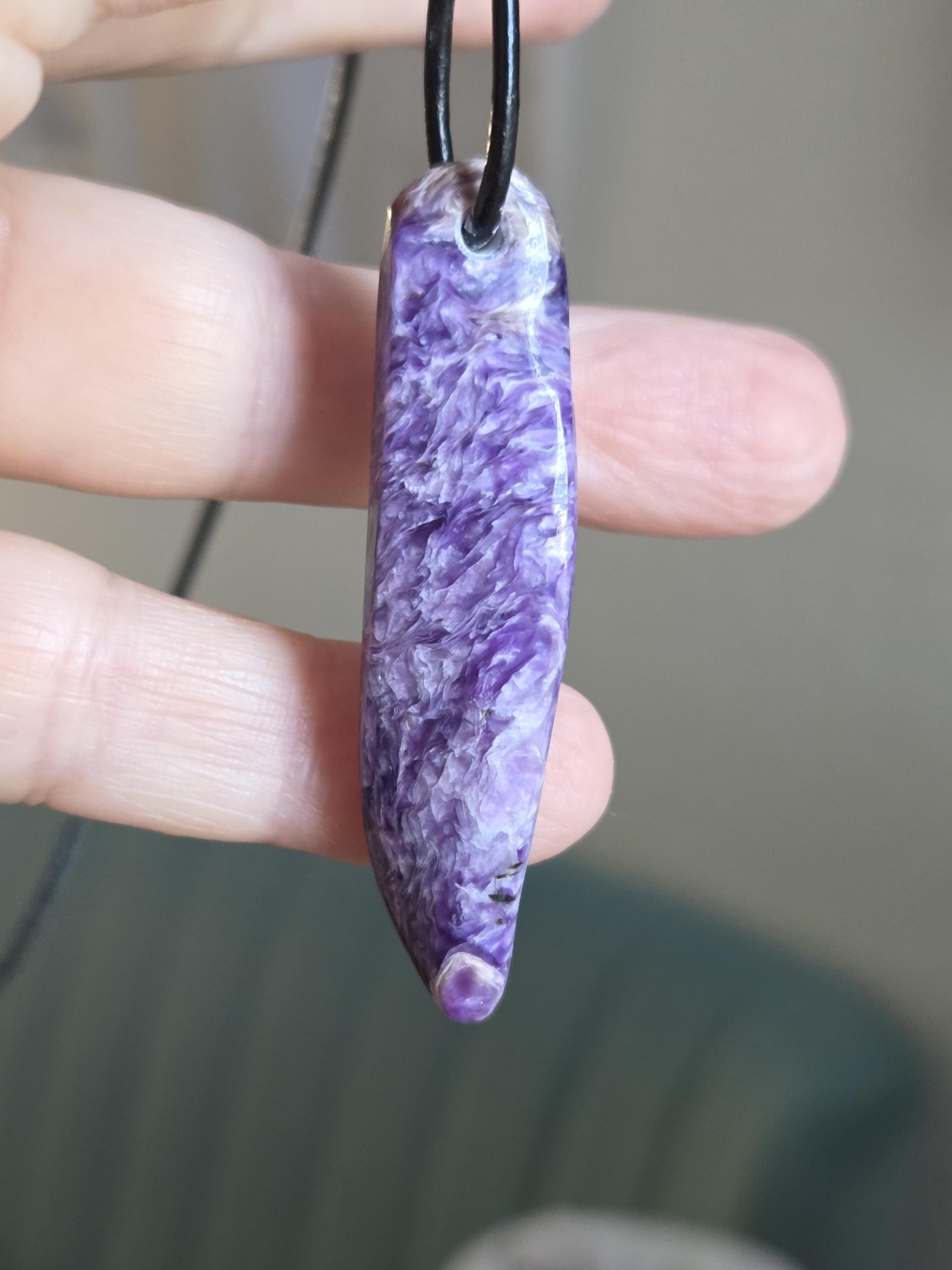 Charoit Anhänger, Charoite Anhänger, 53 x 14 x 9 mm, gebohrt, an verstellbarem Lederband, Stirnchakra Kronenchakra, handgefertigt Unikat