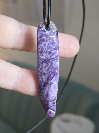 Charoit Anhänger, Charoite Anhänger, 53 x 14 x 9 mm, gebohrt, an verstellbarem Lederband, Stirnchakra Kronenchakra, handgefertigt Unikat