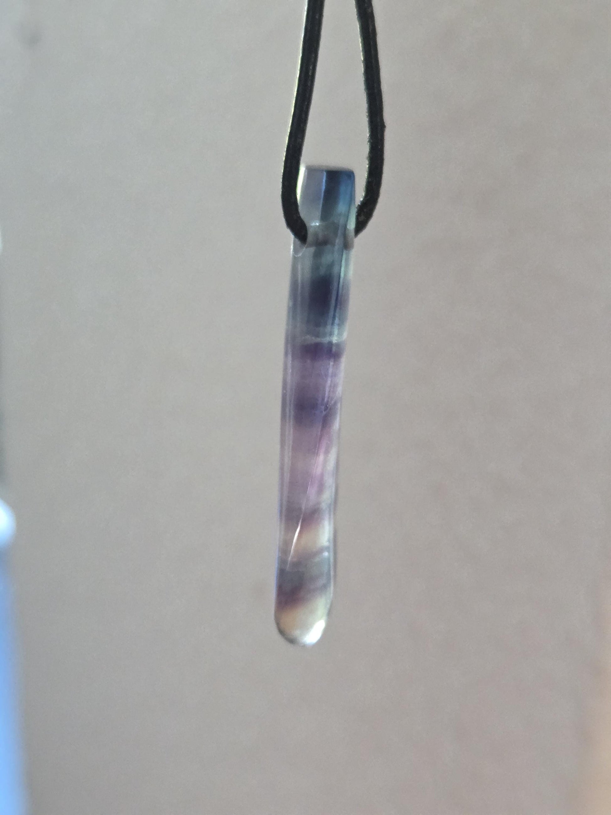 Regenbogen Fluorit Feenstein Anhänger, 50 x 13 x 7 mm, gebohrt, an verstellbarem Lederband, spiralförmig Stäbchen, Unikat, Stirn Chakra