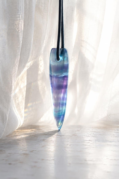 Regenbogen Fluorit Feenstein Anhänger, 50 x 13 x 7 mm, gebohrt, an verstellbarem Lederband, spiralförmig Stäbchen, Unikat, Stirn Chakra