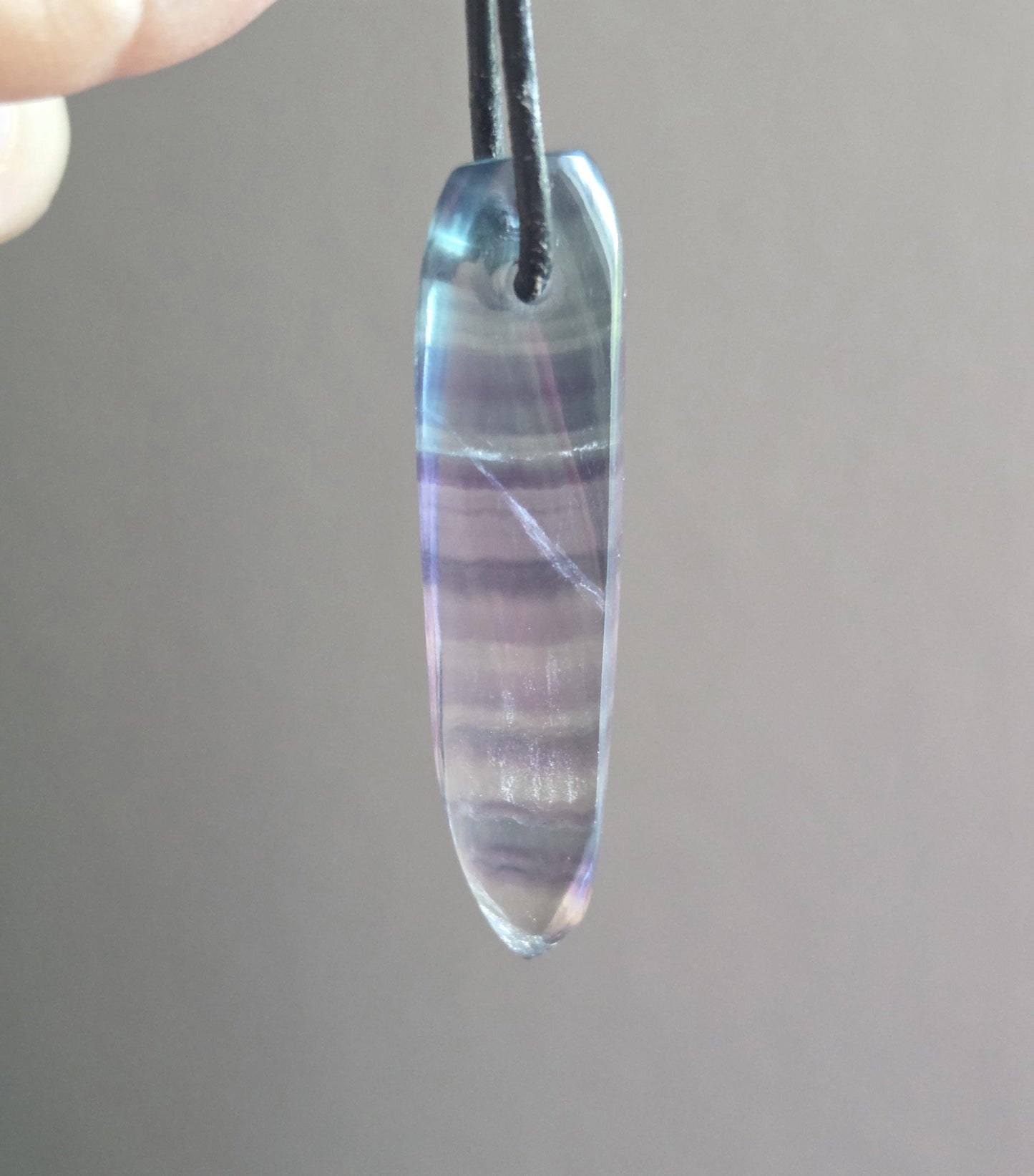 Regenbogen Fluorit Feenstein Anhänger, 50 x 13 x 7 mm, gebohrt, an verstellbarem Lederband, spiralförmig Stäbchen, Unikat, Stirn Chakra