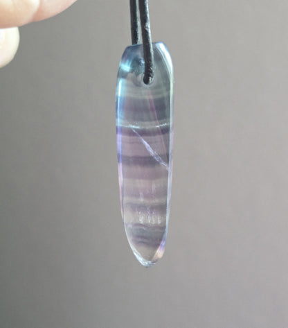 Regenbogen Fluorit Feenstein Anhänger, 50 x 13 x 7 mm, gebohrt, an verstellbarem Lederband, spiralförmig Stäbchen, Unikat, Stirn Chakra