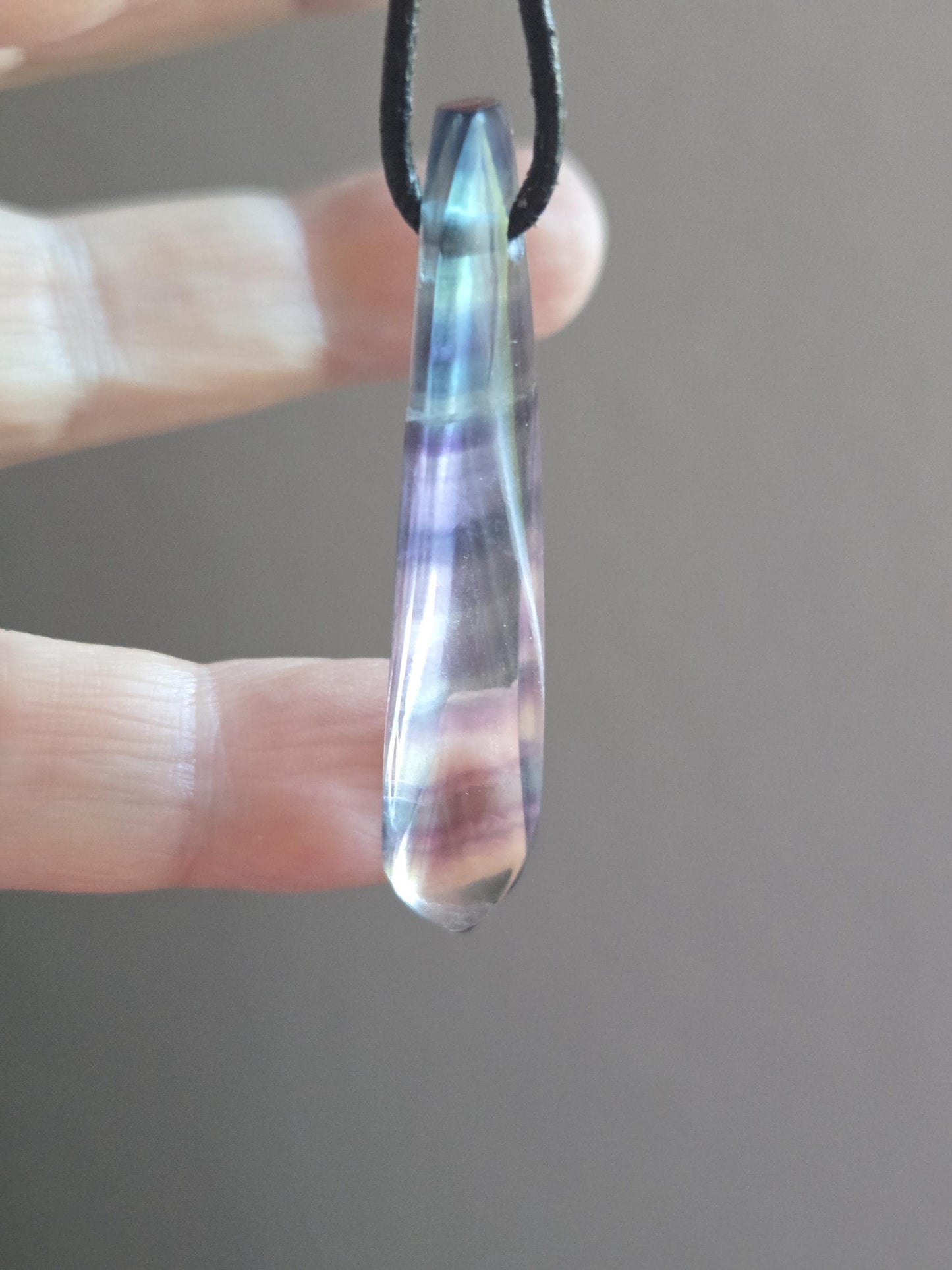 Regenbogen Fluorit Feenstein Anhänger, 50 x 13 x 7 mm, gebohrt, an verstellbarem Lederband, spiralförmig Stäbchen, Unikat, Stirn Chakra