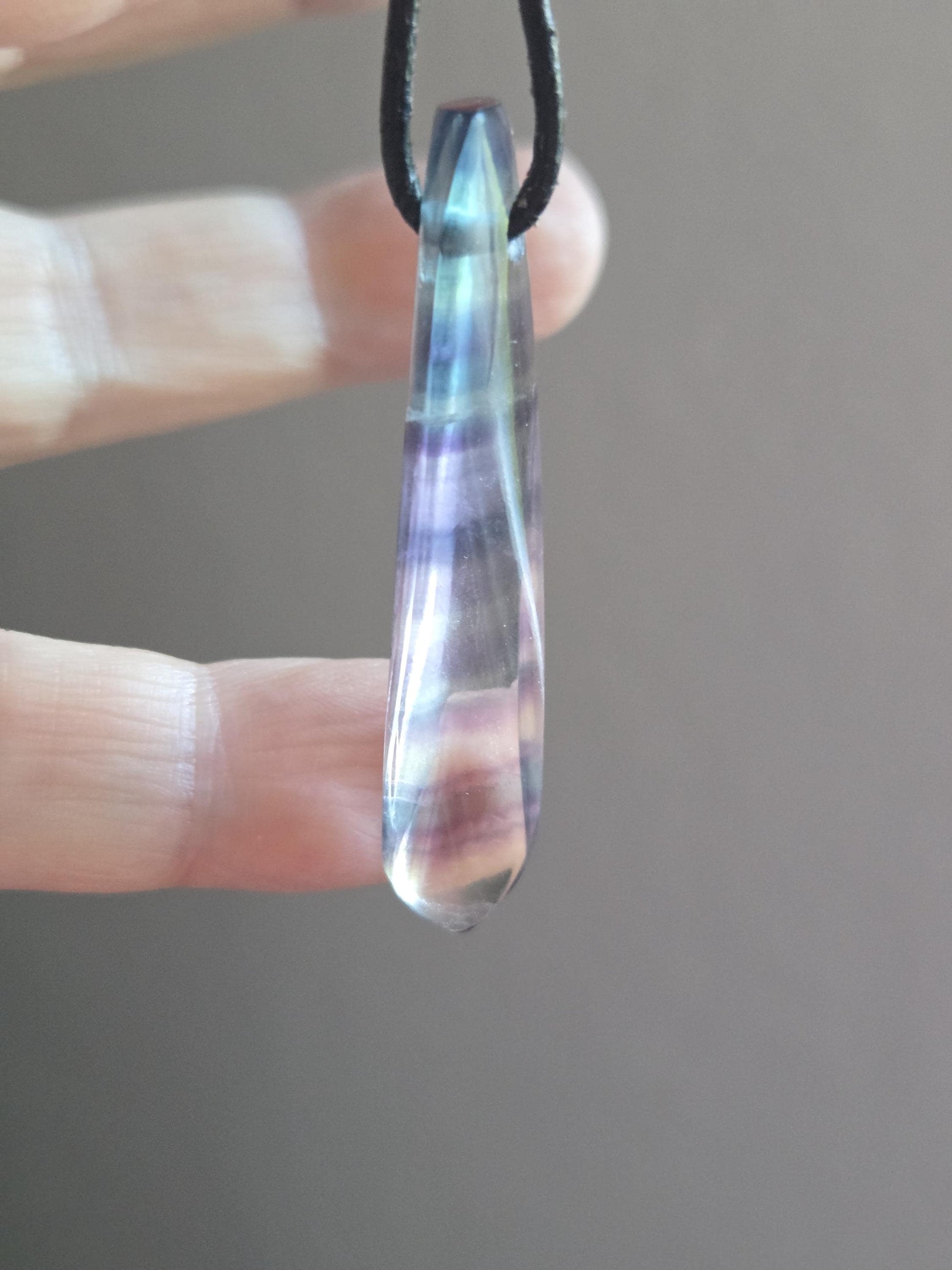 Regenbogen Fluorit Feenstein Anhänger, 50 x 13 x 7 mm, gebohrt, an verstellbarem Lederband, spiralförmig Stäbchen, Unikat, Stirn Chakra