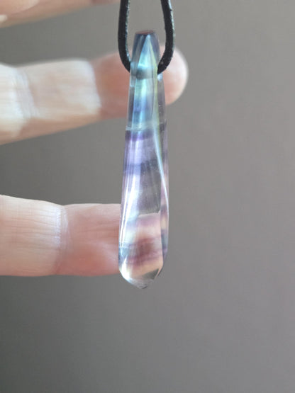 Regenbogen Fluorit Feenstein Anhänger, 50 x 13 x 7 mm, gebohrt, an verstellbarem Lederband, spiralförmig Stäbchen, Unikat, Stirn Chakra