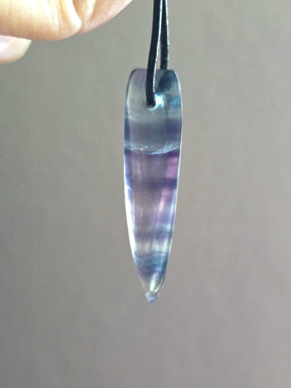Regenbogen Fluorit Feenstein Anhänger, 50 x 13 x 7 mm, gebohrt, an verstellbarem Lederband, spiralförmig Stäbchen, Unikat, Stirn Chakra