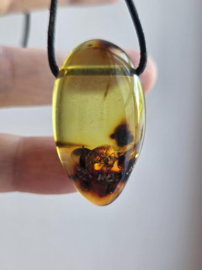 Großer baltischer Bernstein Anhänger, Amulett, Amber pendant, 38 x 21 x 12 mm, an verstellbarem Lederband, Inclusen