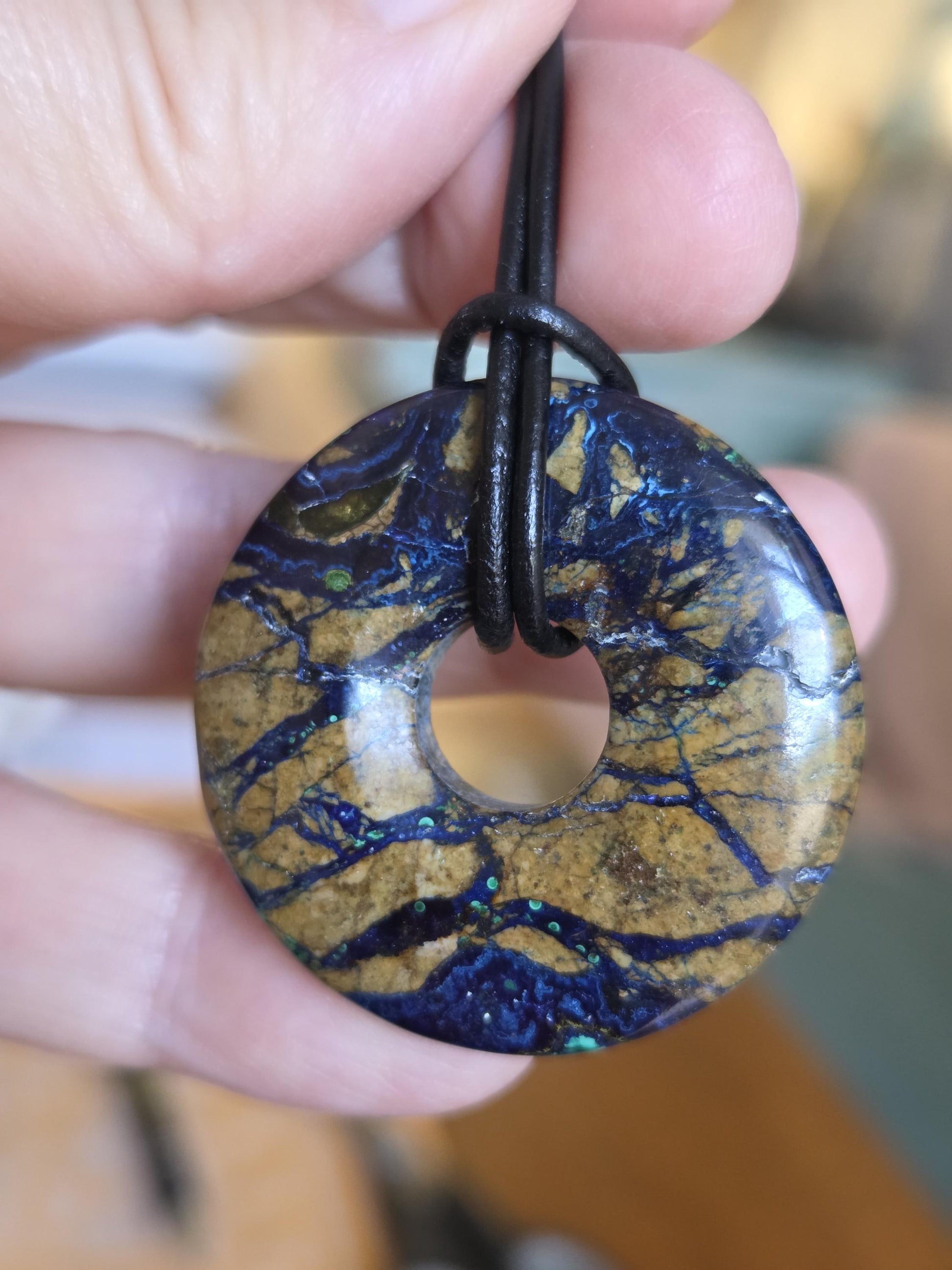 Selten Azurit Malachit Donut Anhänger, 35 x 8 mm, an verstellbarem Lederband, Boho Schmuck Spiritual Hippie Goa Natur Schmuck, Unikat