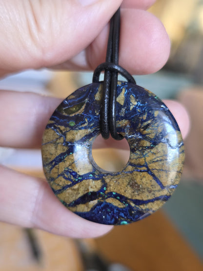 Selten Azurit Malachit Donut Anhänger, 35 x 8 mm, an verstellbarem Lederband, Boho Schmuck Spiritual Hippie Goa Natur Schmuck, Unikat