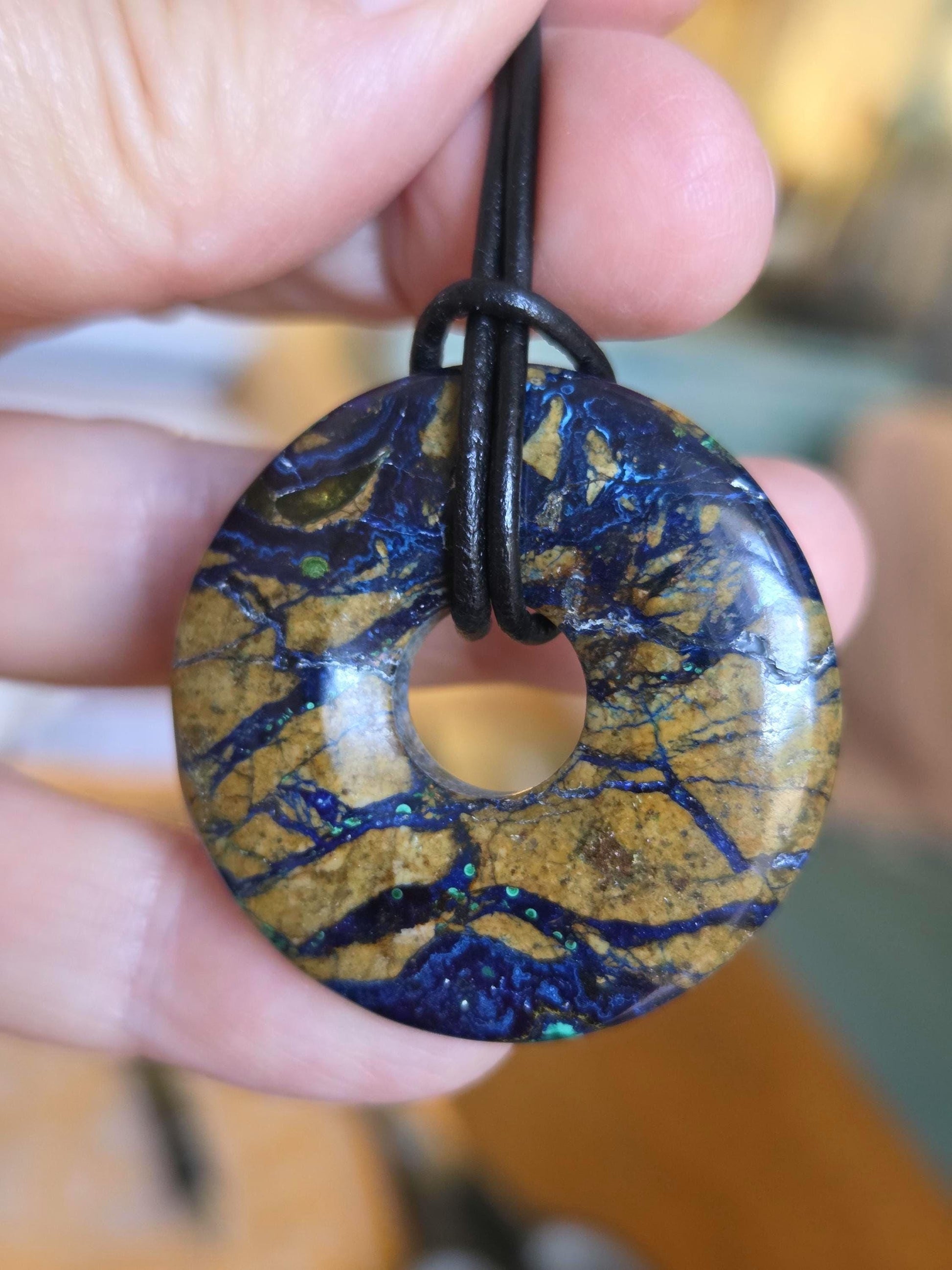 Selten Azurit Malachit Donut Anhänger, 35 x 8 mm, an verstellbarem Lederband, Boho Schmuck Spiritual Hippie Goa Natur Schmuck, Unikat
