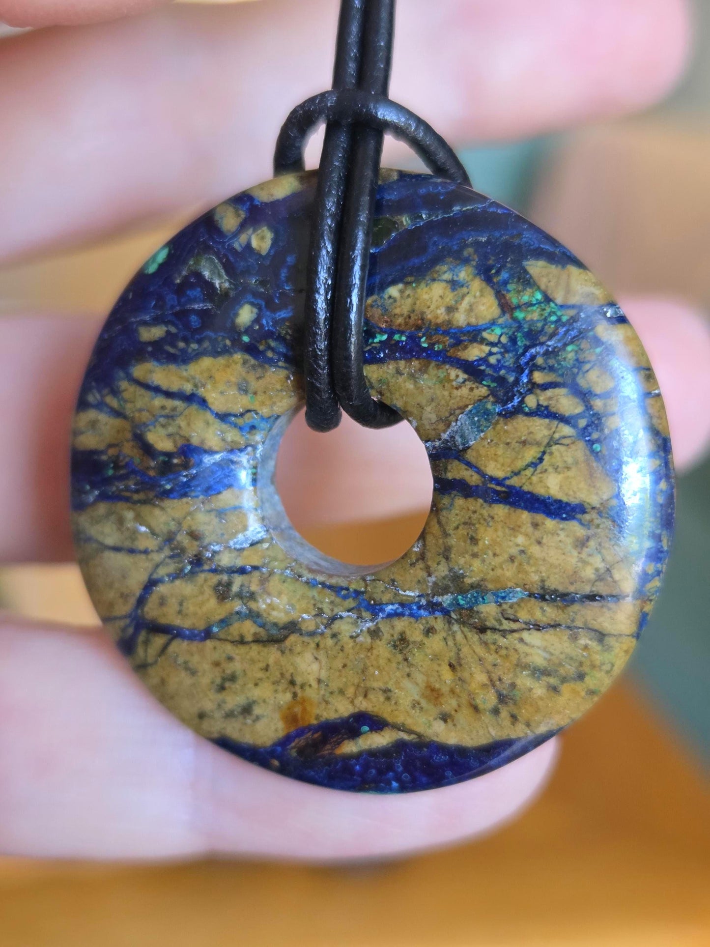 Selten Azurit Malachit Donut Anhänger, 35 x 8 mm, an verstellbarem Lederband, Boho Schmuck Spiritual Hippie Goa Natur Schmuck, Unikat