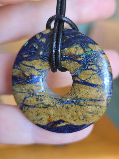Selten Azurit Malachit Donut Anhänger, 35 x 8 mm, an verstellbarem Lederband, Boho Schmuck Spiritual Hippie Goa Natur Schmuck, Unikat