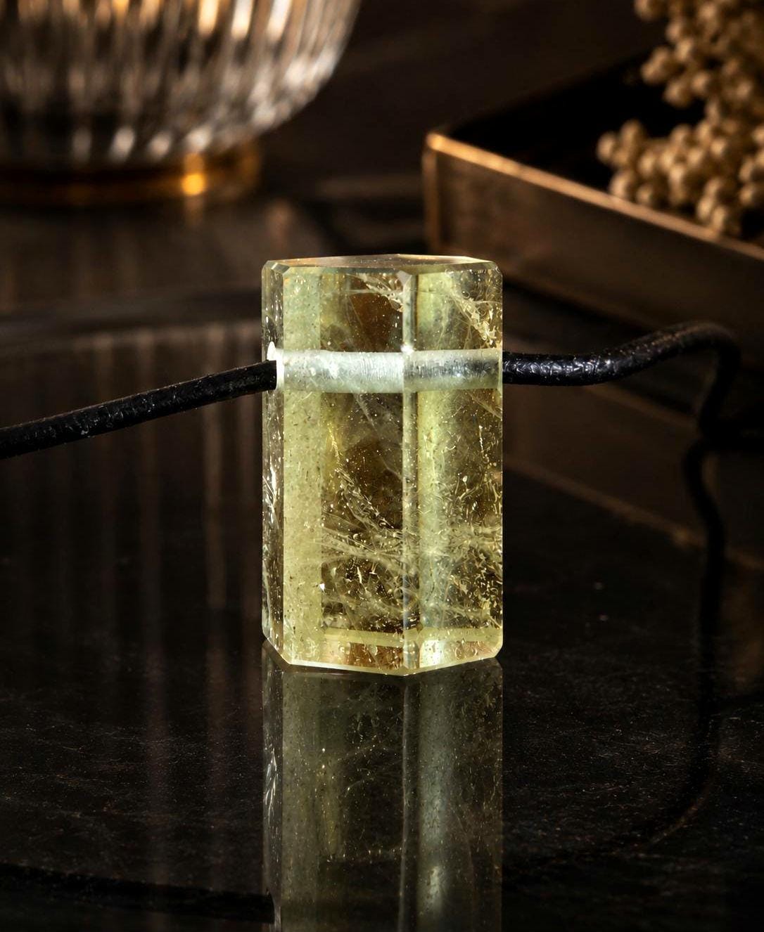 Großer Heliodor gelb grüner Beryll Goldberyll hexagonal Kristall Stäbchen, Anhänger, 23 x 14 x 15 mm, gebohrt, an verstellbarem Lederband