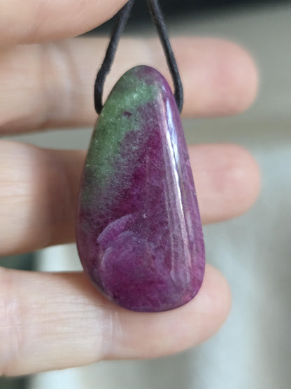 Feiner Rubin Zoisit, Anhänger, 36 x 19 x 9 mm, gebohrt, an verstellbarem Lederband
