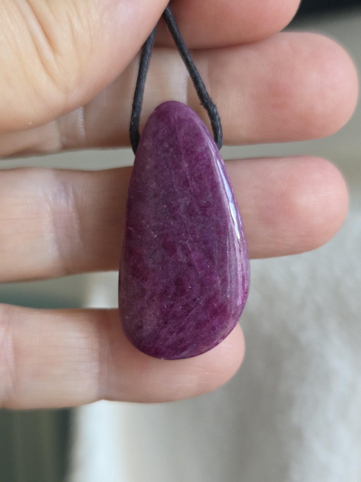 Feiner Rubin Zoisit, Anhänger, 36 x 19 x 9 mm, gebohrt, an verstellbarem Lederband