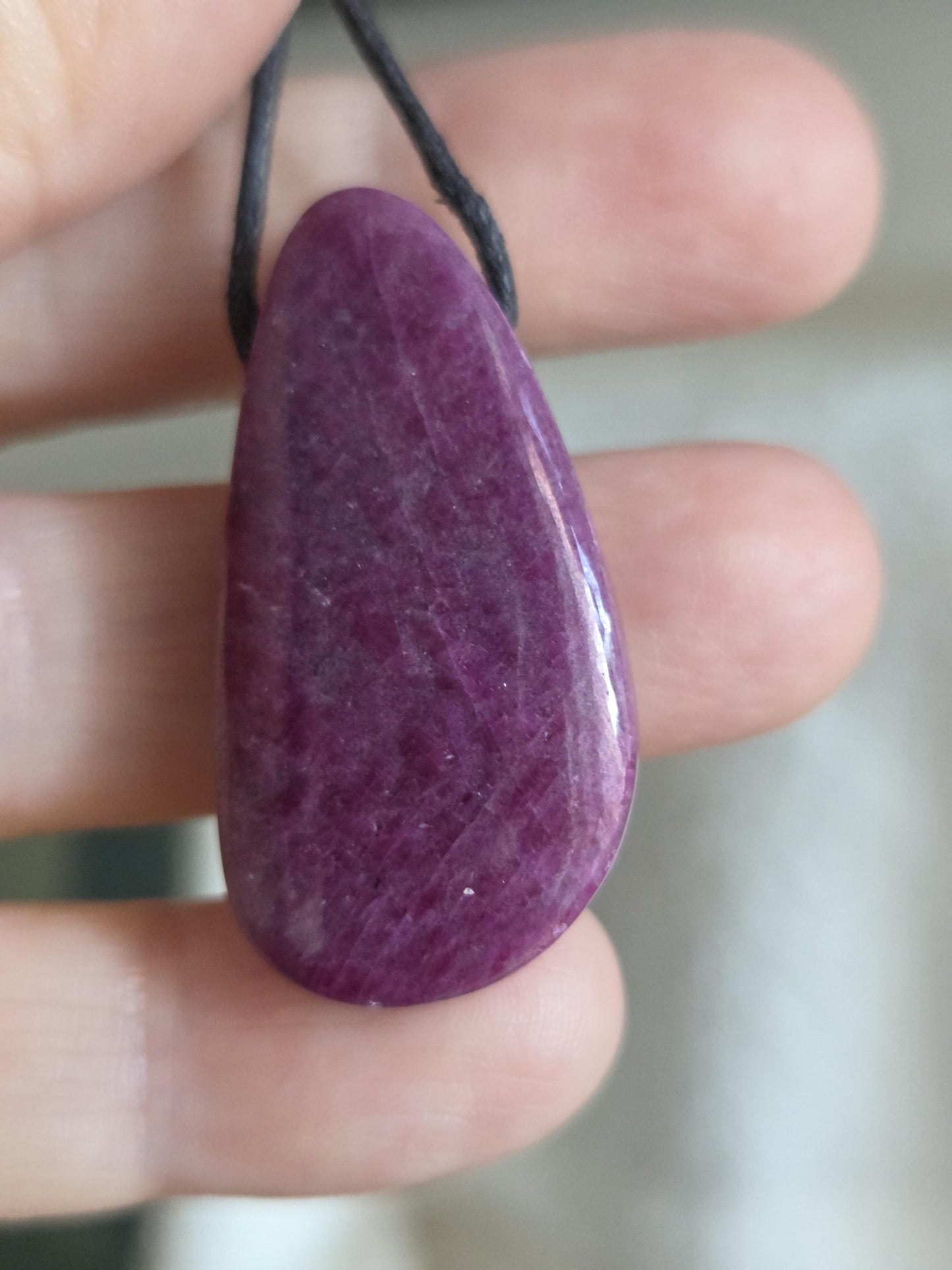 Feiner Rubin Zoisit, Anhänger, 36 x 19 x 9 mm, gebohrt, an verstellbarem Lederband