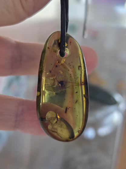 Großer baltischer Bernstein Anhänger, Amulett, Amber pendant, 44 x 22 x 9 mm, an verstellbarem Lederband, Inclusen