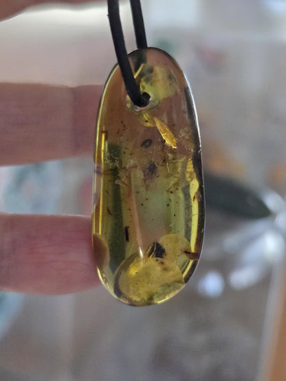 Großer baltischer Bernstein Anhänger, Amulett, Amber pendant, 44 x 22 x 9 mm, an verstellbarem Lederband, Inclusen