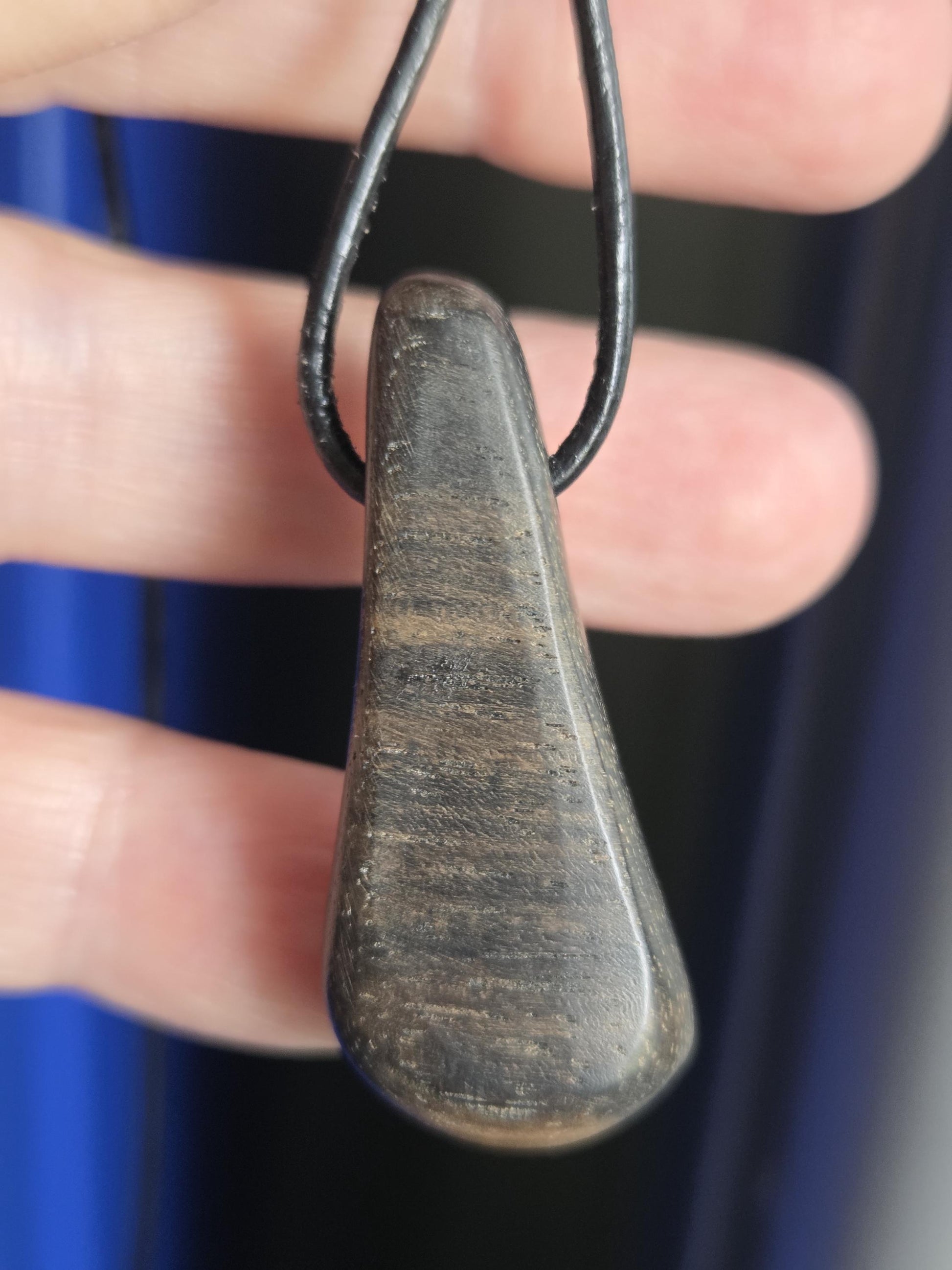 Ebenholz mit Boulder Opal, Opal Holz Anhänger, 40 x 17 x 8 mm, gebohrt, an verstellbarem Lederband Baumperle Baumperlen
