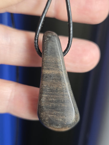 Ebenholz mit Boulder Opal, Opal Holz Anhänger, 40 x 17 x 8 mm, gebohrt, an verstellbarem Lederband Baumperle Baumperlen