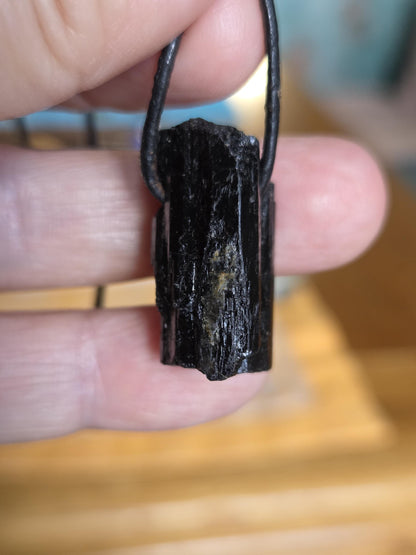 Schwarzer Turmalin Schörl Anhänger, Kristall Mehrfachspitze, roh belassen, 26 x 13 x 16 mm, an verstellbarem Lederband