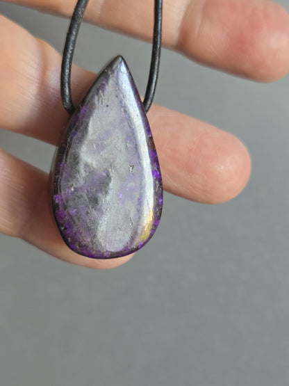 Sugilith Anhänger, 37 x 21 x 10 mm, gebohrt, an verstellbarem Lederband, sugilite, Kronenchakra Stirnchakra