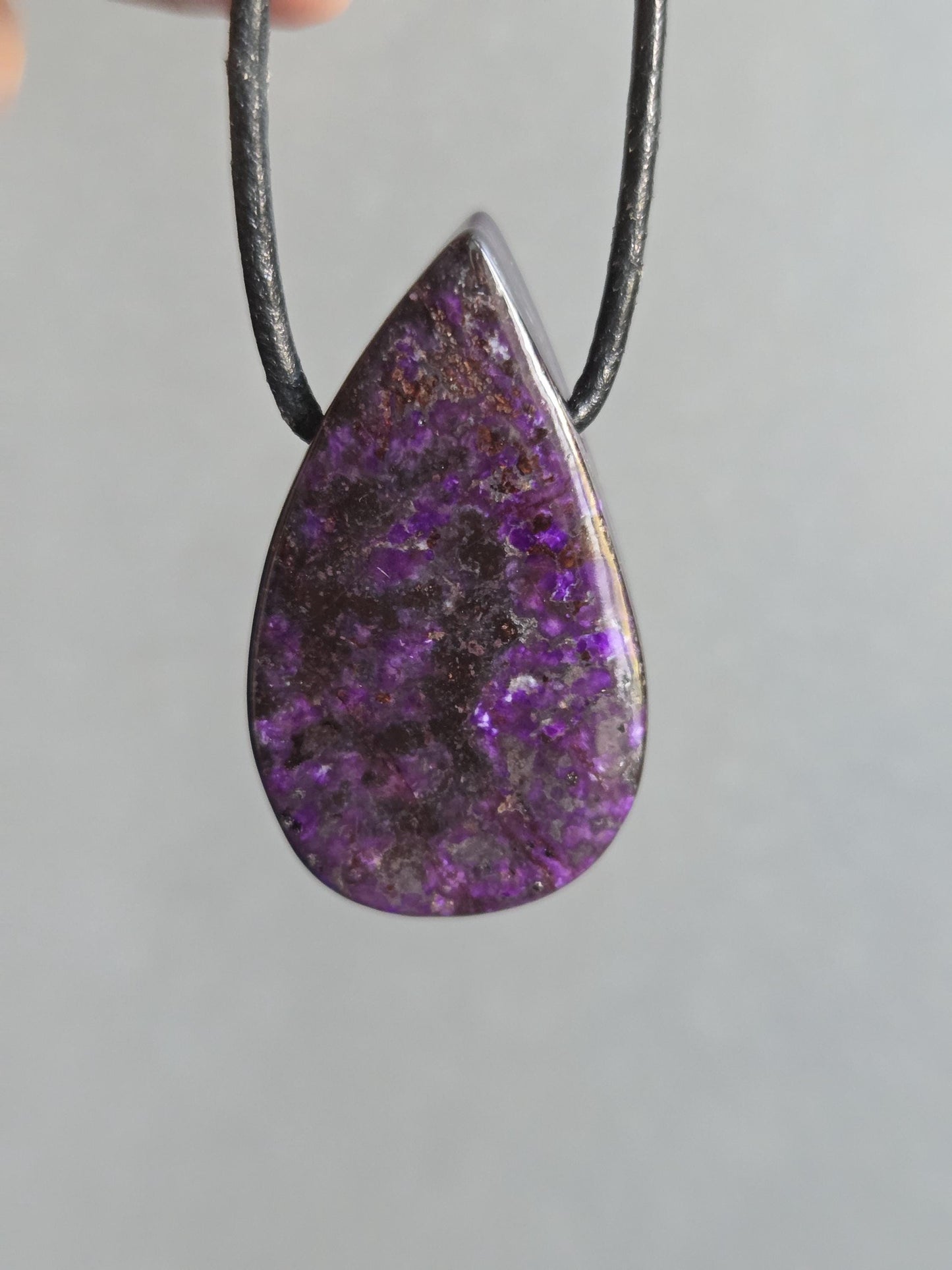 Sugilith Anhänger, 37 x 21 x 10 mm, gebohrt, an verstellbarem Lederband, sugilite, Kronenchakra Stirnchakra