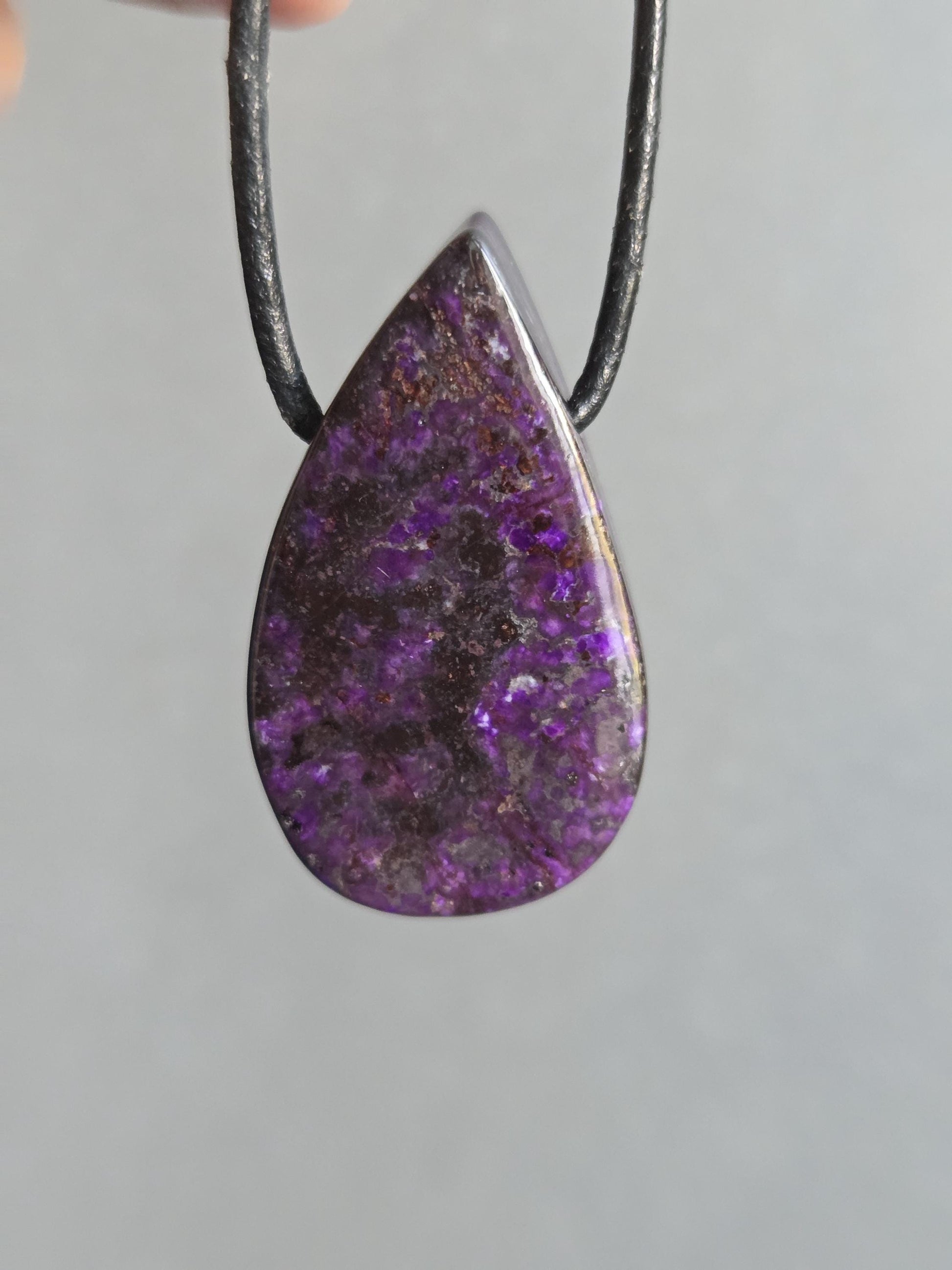 Sugilith Anhänger, 37 x 21 x 10 mm, gebohrt, an verstellbarem Lederband, sugilite, Kronenchakra Stirnchakra