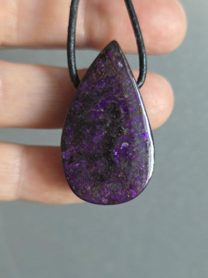 Sugilith Anhänger, 37 x 21 x 10 mm, gebohrt, an verstellbarem Lederband, sugilite, Kronenchakra Stirnchakra