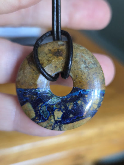 Selten Azurit Malachit Donut Anhänger, 33 x 8 mm, an verstellbarem Lederband, Boho Schmuck Spiritual Hippie Goa Natur Schmuck, Unikat