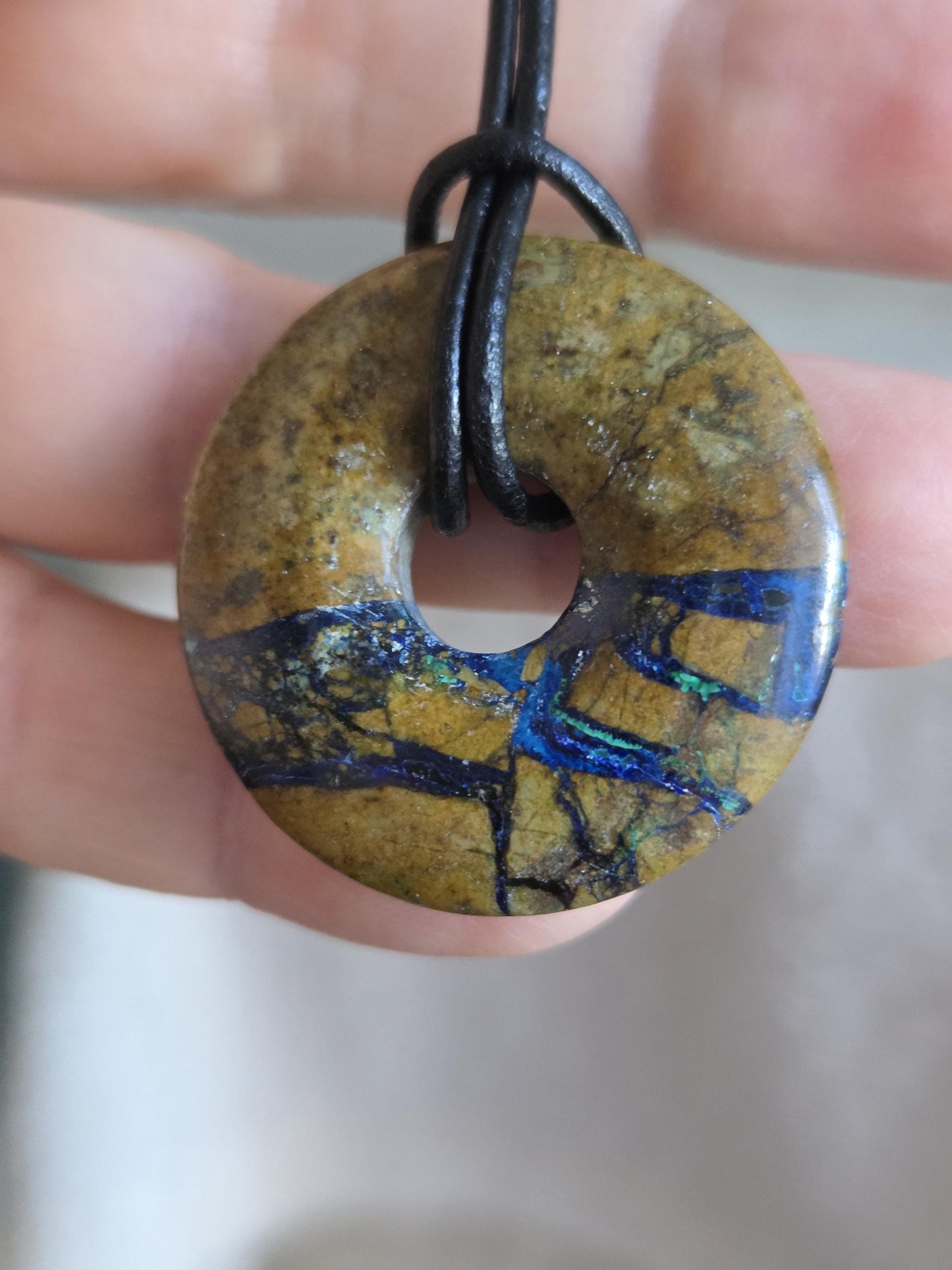 Selten Azurit Malachit Donut Anhänger, 33 x 8 mm, an verstellbarem Lederband, Boho Schmuck Spiritual Hippie Goa Natur Schmuck, Unikat