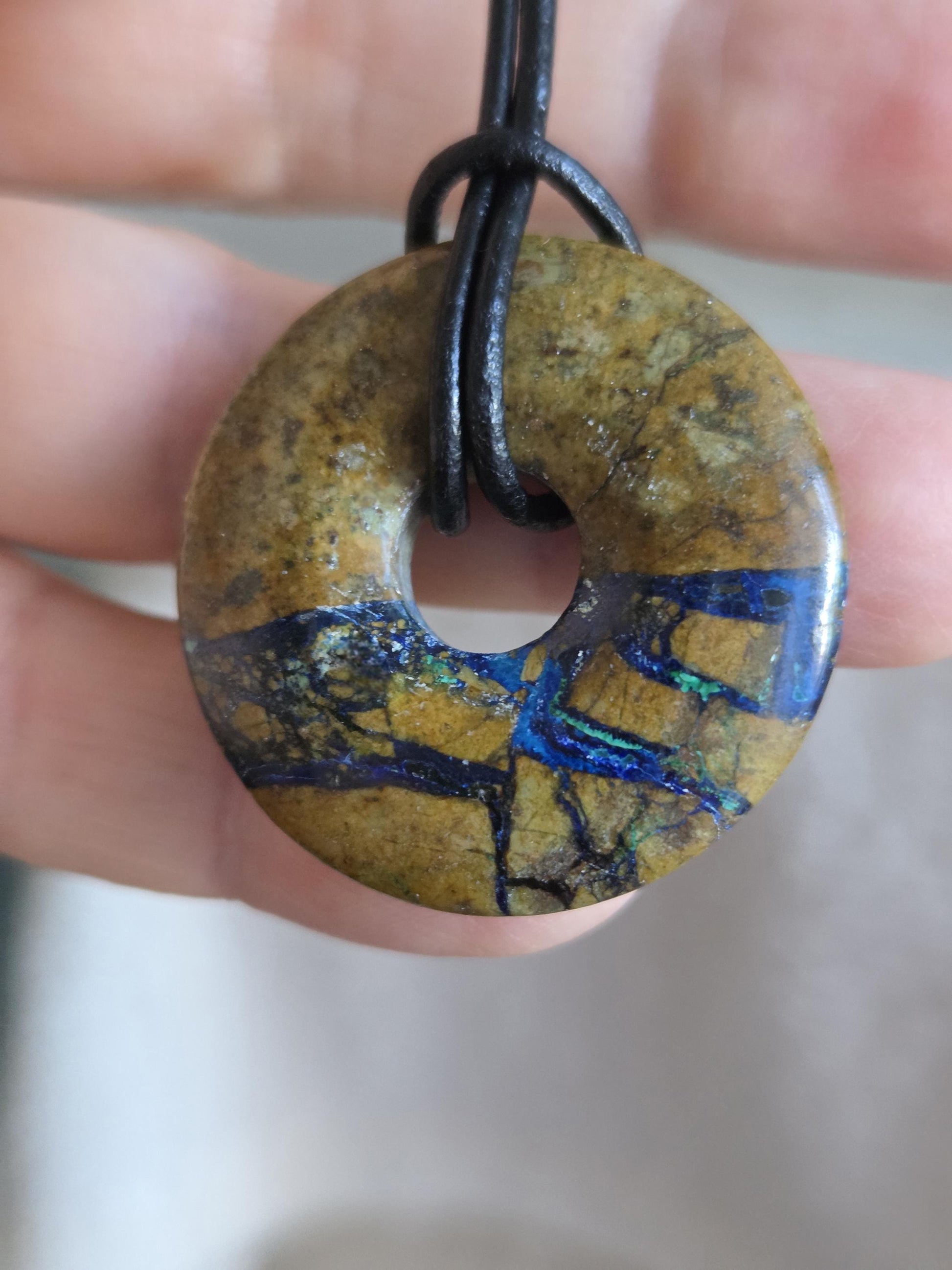 Selten Azurit Malachit Donut Anhänger, 33 x 8 mm, an verstellbarem Lederband, Boho Schmuck Spiritual Hippie Goa Natur Schmuck, Unikat