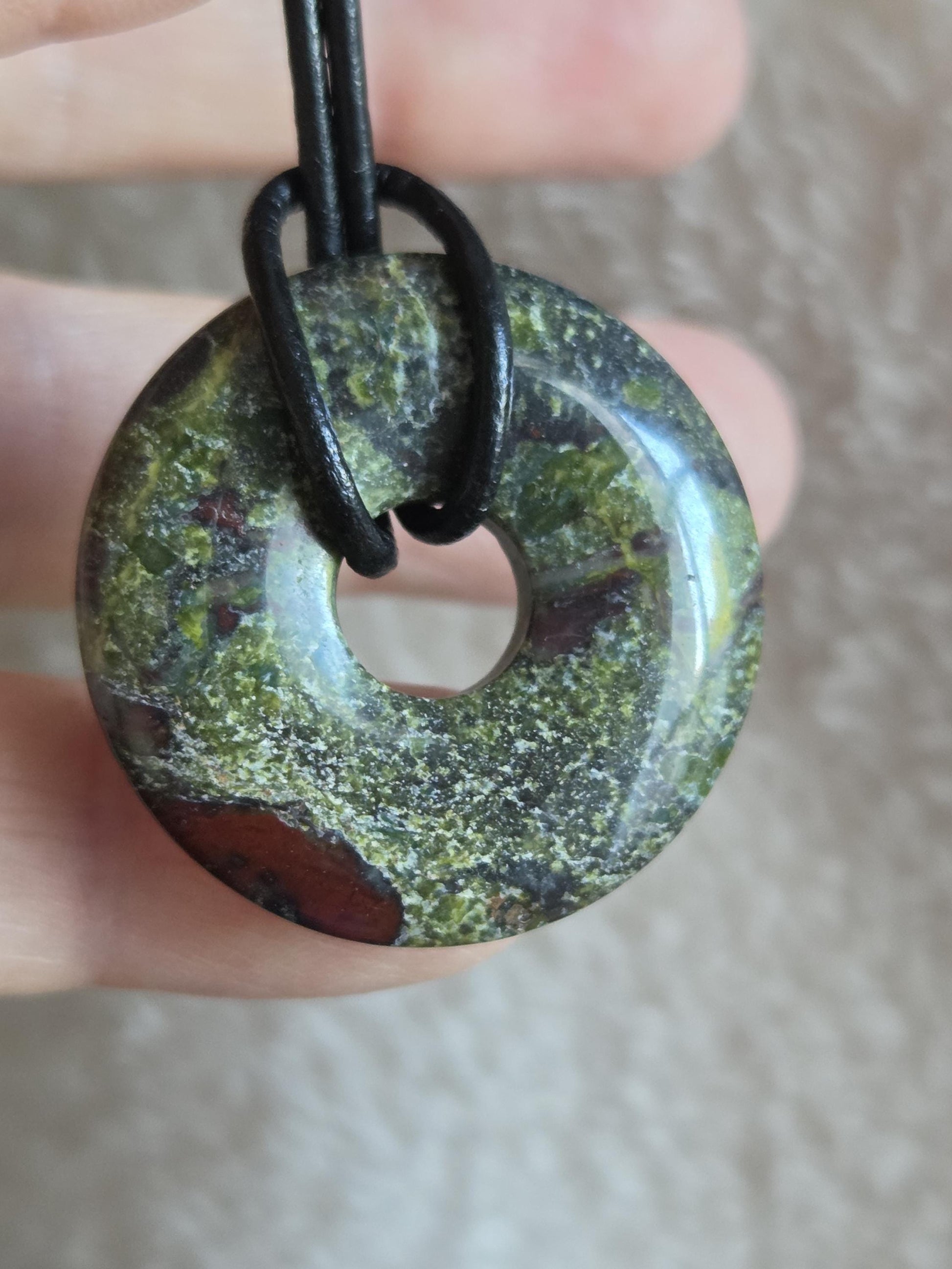 Drachenblut Jaspis, Drachenblut Stein, Donut Anhänger 31 x 6 mm, an verstellbarem Lederband