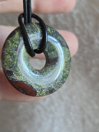 Drachenblut Jaspis, Drachenblut Stein, Donut Anhänger 31 x 6 mm, an verstellbarem Lederband