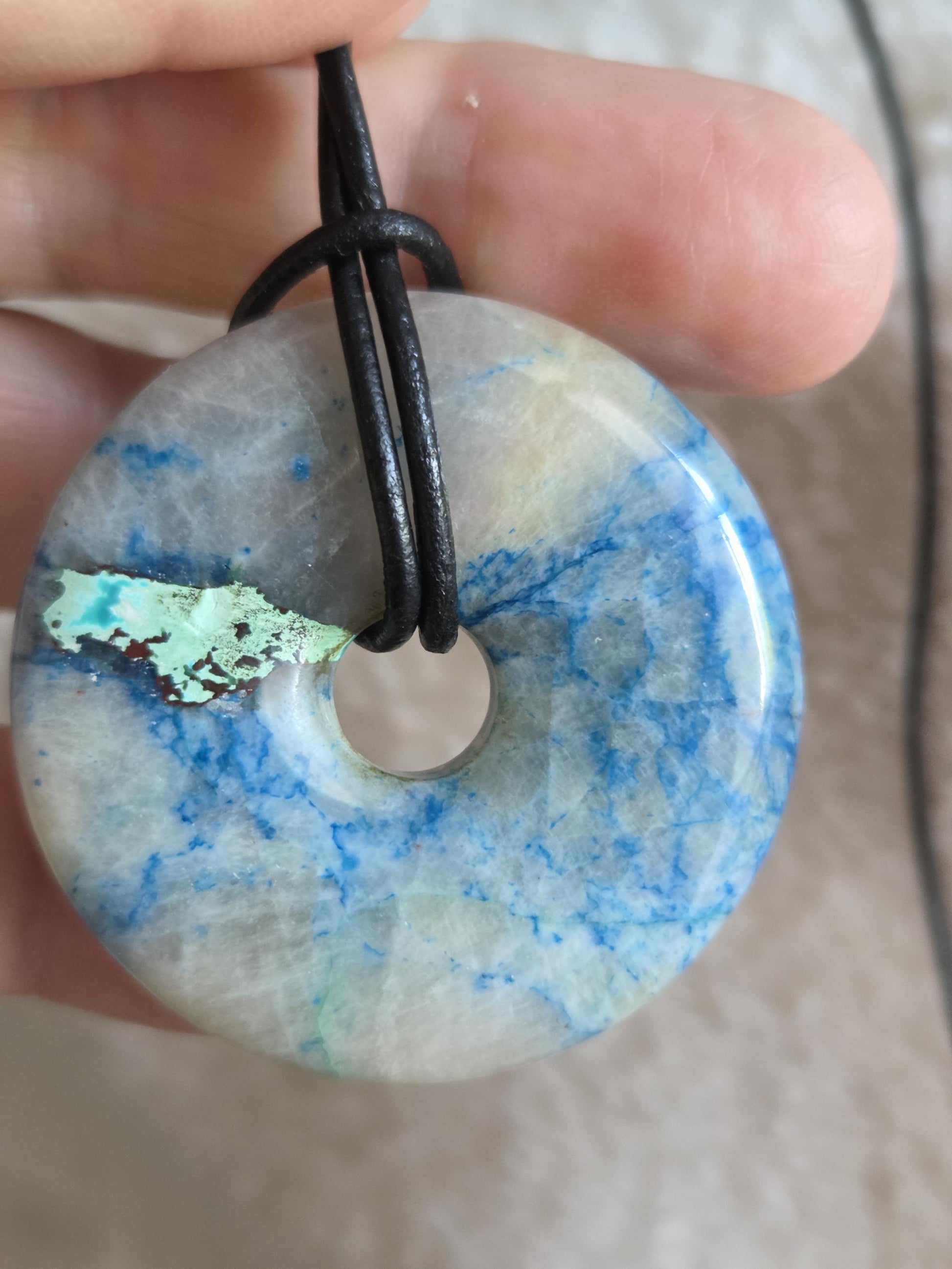 Quantum quattro Anhänger, Azurit Malachit Shattuckit Chrysokoll, Anhänger Donut, 40 x 8 mm, an verstellbarem Lederband