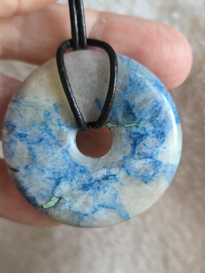 Quantum quattro Anhänger, Azurit Malachit Shattuckit Chrysokoll, Anhänger Donut, 40 x 8 mm, an verstellbarem Lederband
