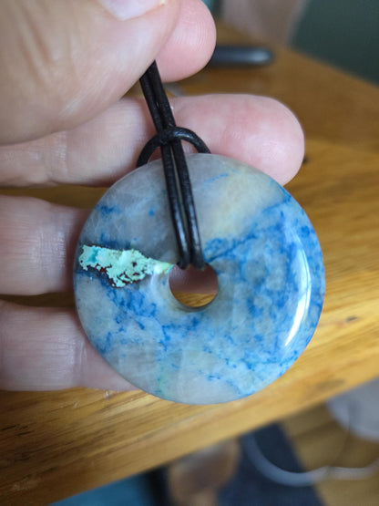 Quantum quattro Anhänger, Azurit Malachit Shattuckit Chrysokoll, Anhänger Donut, 40 x 8 mm, an verstellbarem Lederband