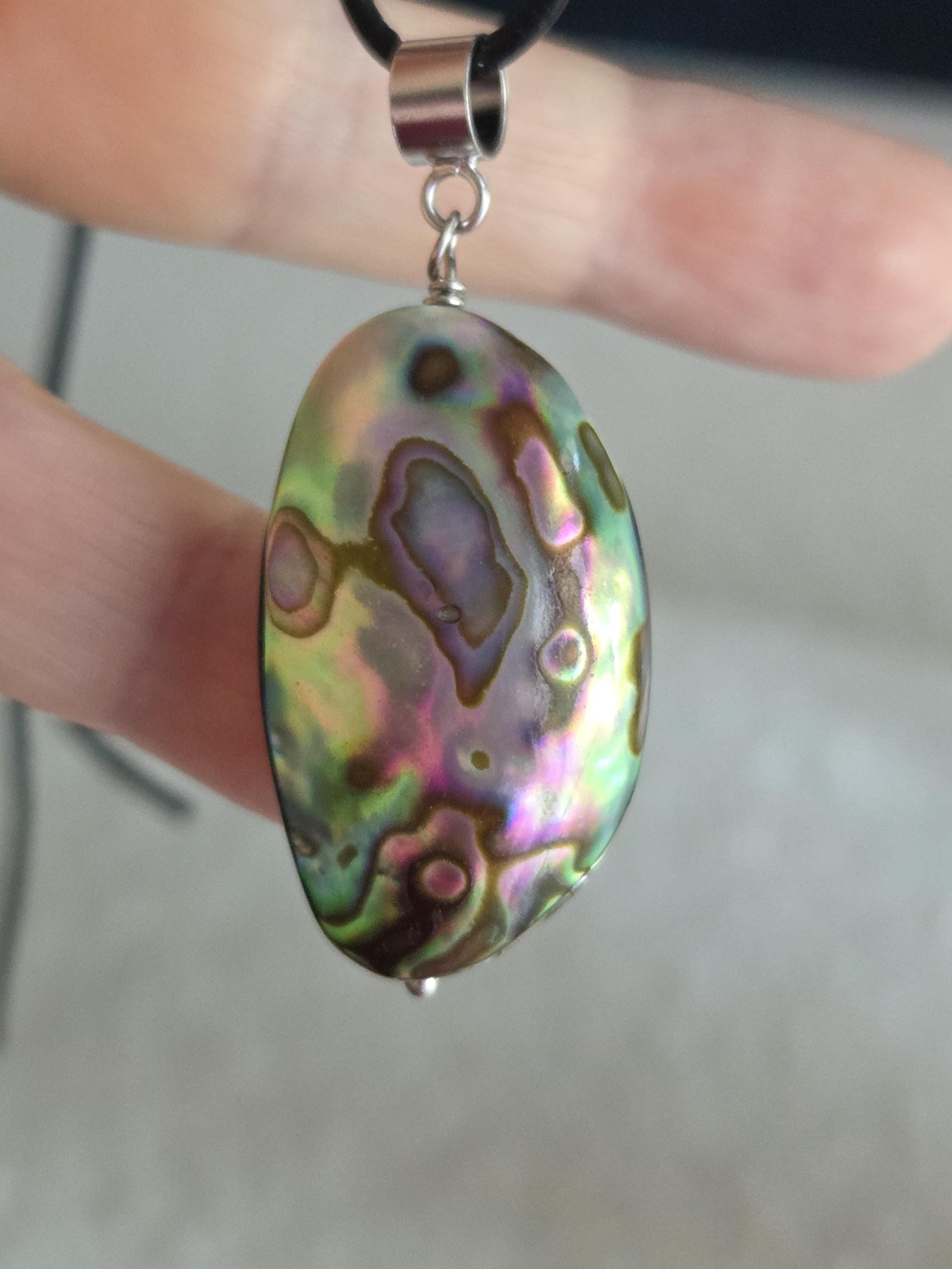 Abalone Perlmutt Muschel, Paua Seeohr, See Opal Silber Anhänger 45 x 20 x 12 mm, an verstellbarem Lederband, Kunsthandwerk, Designer Schmuck
