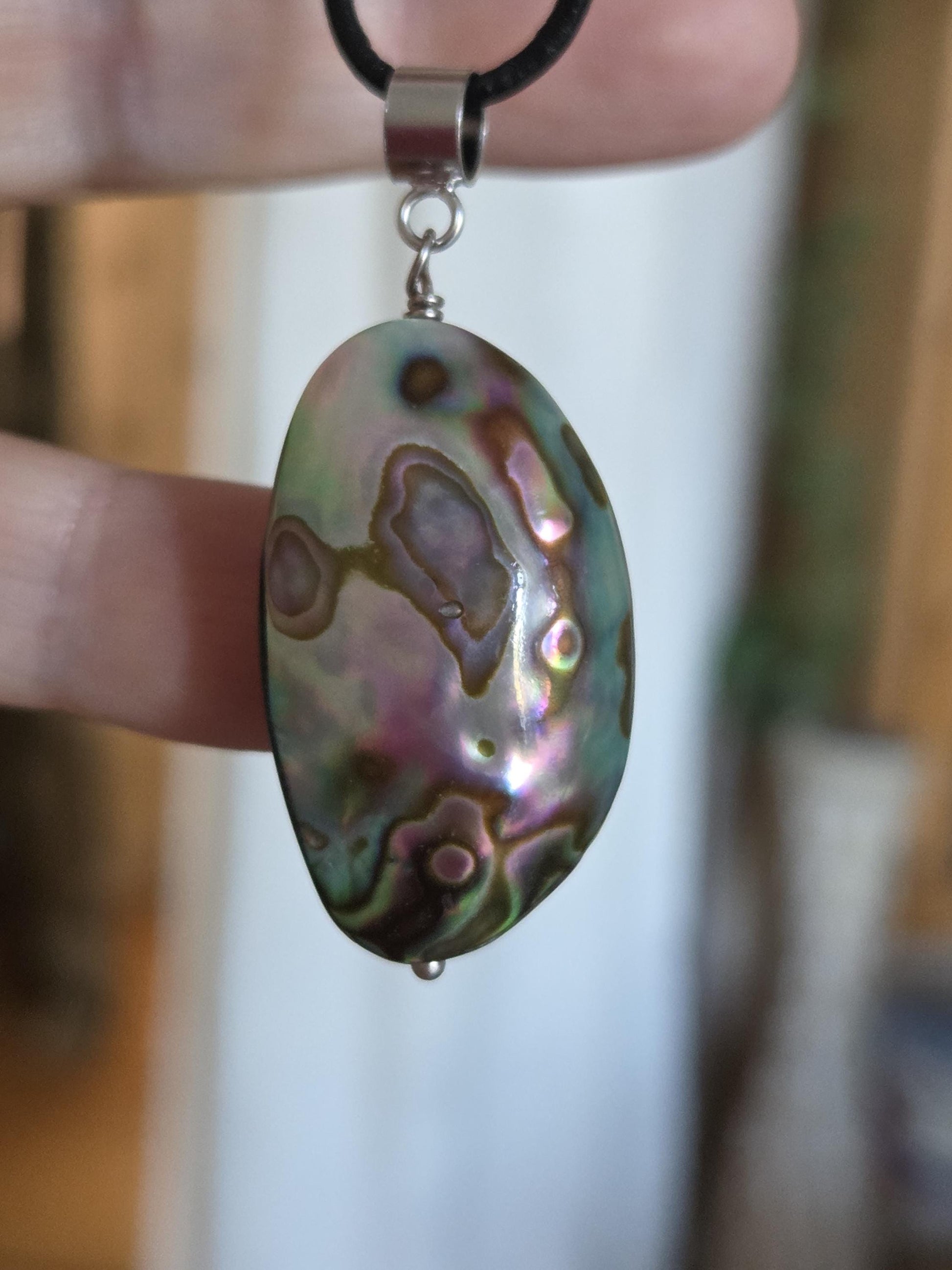 Abalone Perlmutt Muschel, Paua Seeohr, See Opal Silber Anhänger 45 x 20 x 12 mm, an verstellbarem Lederband, Kunsthandwerk, Designer Schmuck